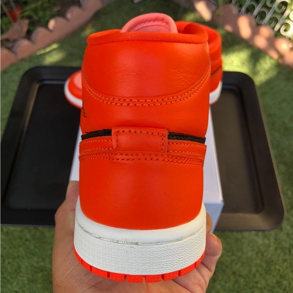 Air Jordan 1 Mid “Orange Black” Size 7 Women’s - Picture 9 of 9